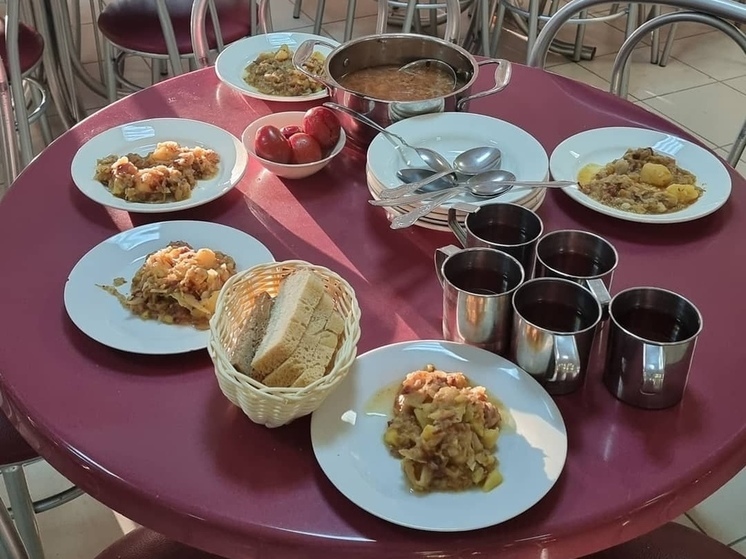 В столовой Тазовской школы-интерната нашли продукты с плесенью и просрочку