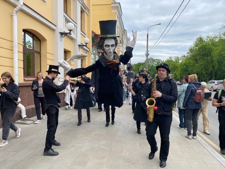 Великаны и «странные существа» выйдут на улицы Пскова 2 июня