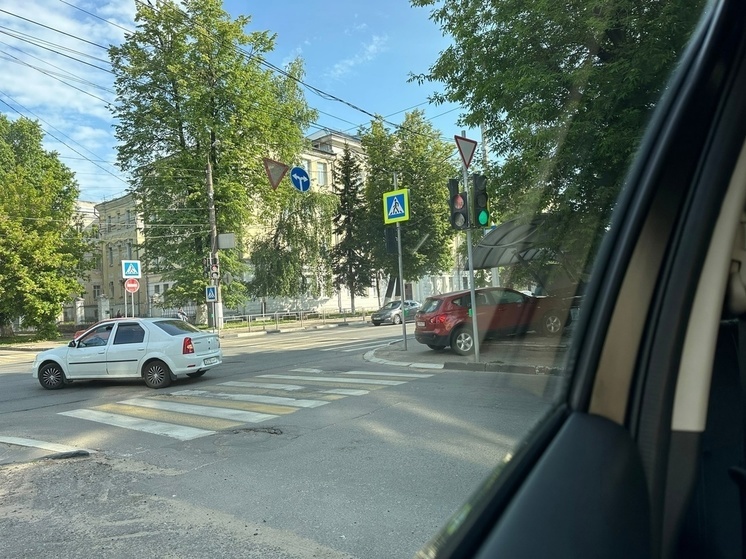 Красный автомобиль протаранил остановку на площади Победы в Твери