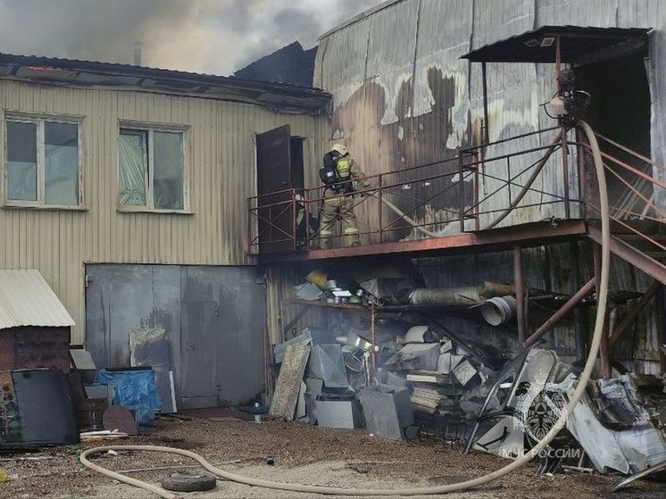 В центре Красноярска загорелось офисное здание на площади 350 квадратных метров
