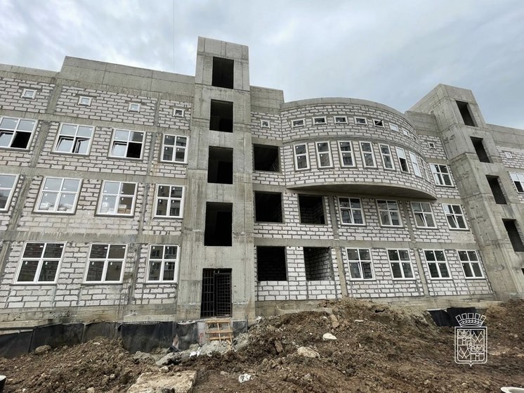 В микрорайоне Гидростроителей в Краснодаре приступили к монтажу фасада детской поликлиники
