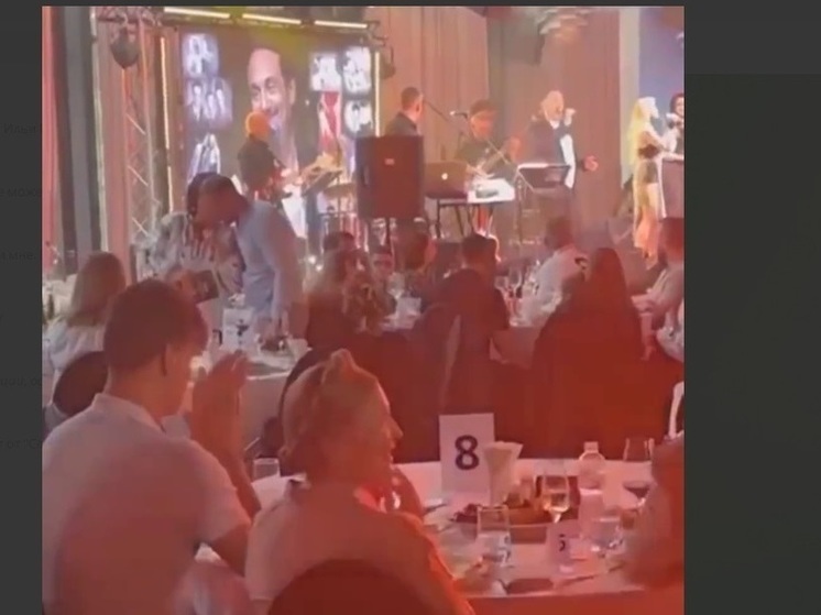 На вечернем концерте в Киеве в праздничной обстановке была замечена бывший преьмер-министр Украины и лидер всеукраинского объединения «Батькивщина» Юлия Тимошенко