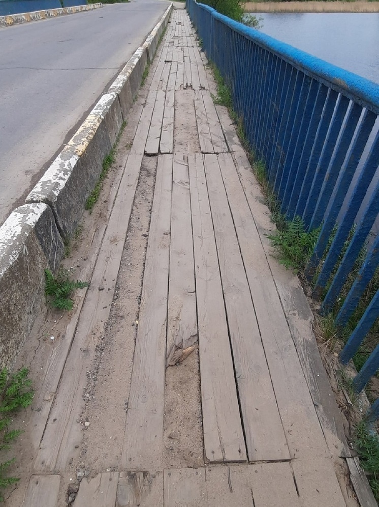 В Калязине Тверской области местный житель возмутился состоянием моста