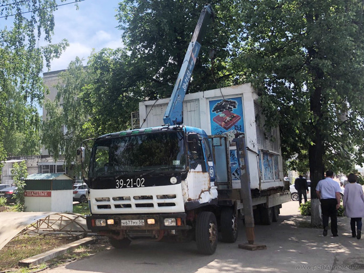 В Пензе вывозят несанкционированные ларьки