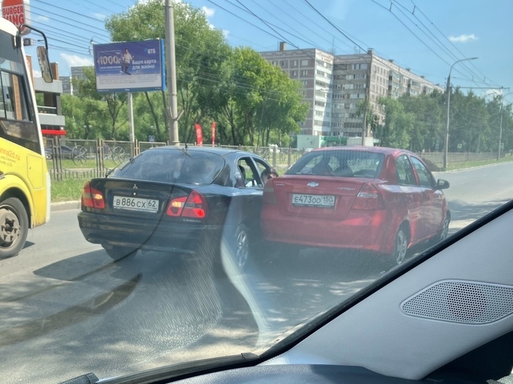 На улице Новосёлов в Рязани столкнулись два легковых автомобиля