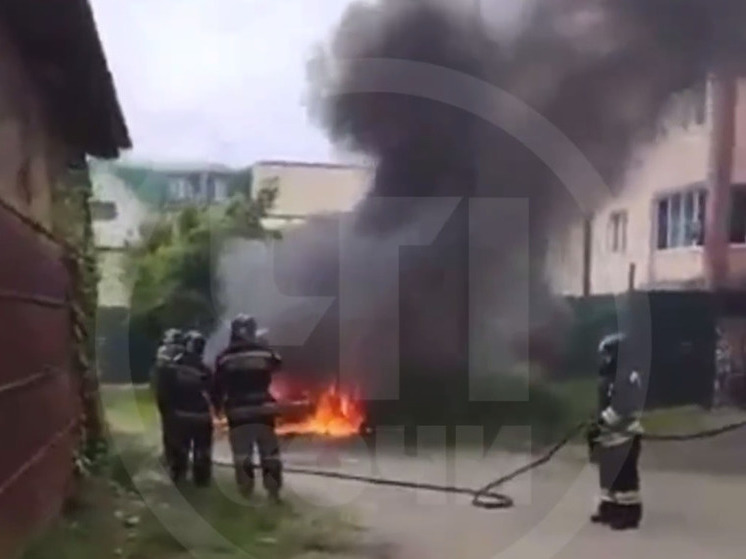 В Адлерском районе Сочи пожарные потушили загоревшийся автомобиль