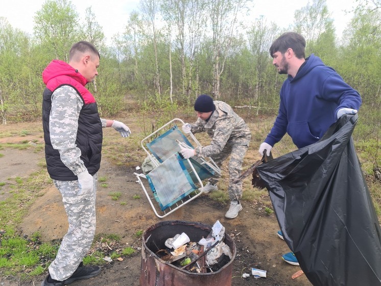 Сотрудники «Лесов Ямала» убрали за отдыхающими северянами почти тонну мусора