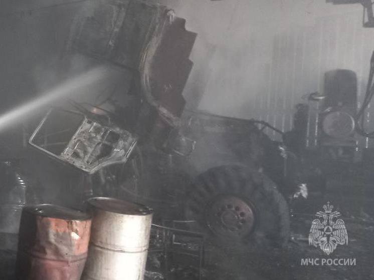 В Старой Руссе чуть не сгорел гараж из-за воспламенившегося грузовика