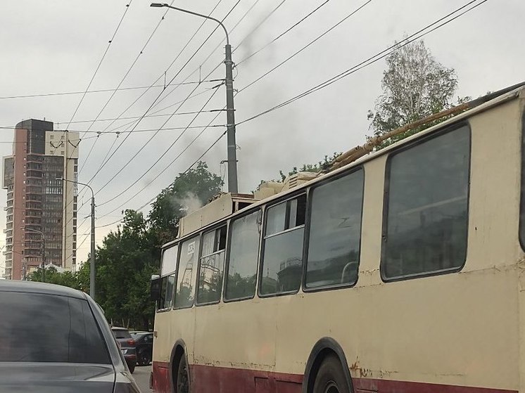 В Челябинске троллейбус загорелся во время движения