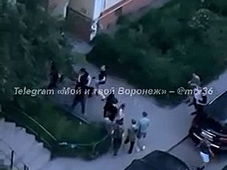 В Воронеже массовую драку возле многоэтажки сняли на видео