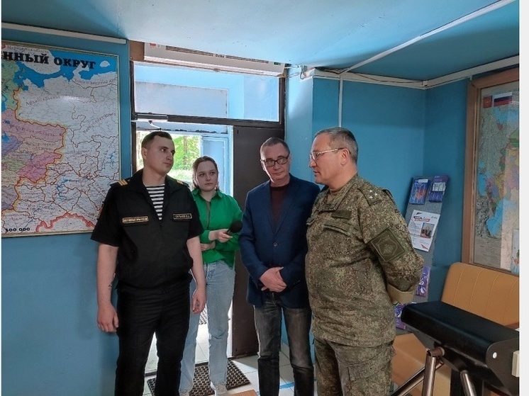 Глава Смоленска посетил пункт отбора на военную службу по контракту
