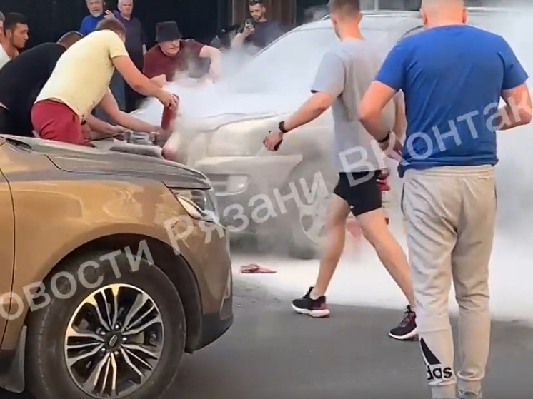 У ТЦ «Атрон» в Рязани загорелась машина