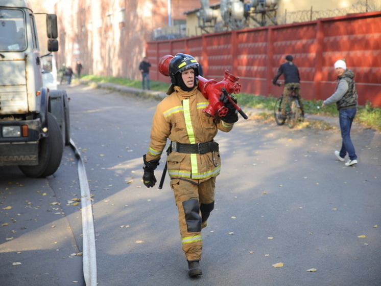 В Калининграде произошел пожар на территории бывшей воинской части