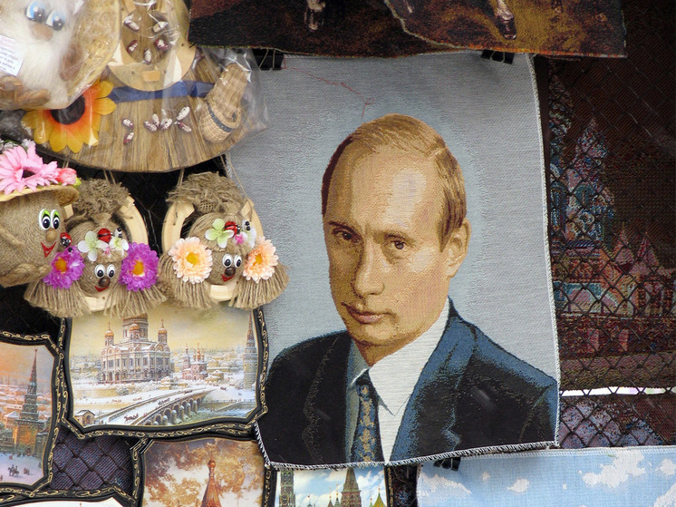 Петербургский юрист пожаловался на капитана полиции из-за закрывающего фото Путина пакета