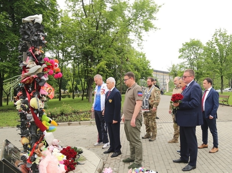 Делегация Паралимпийского комитета РФ почтила память погибших детей Донбасса