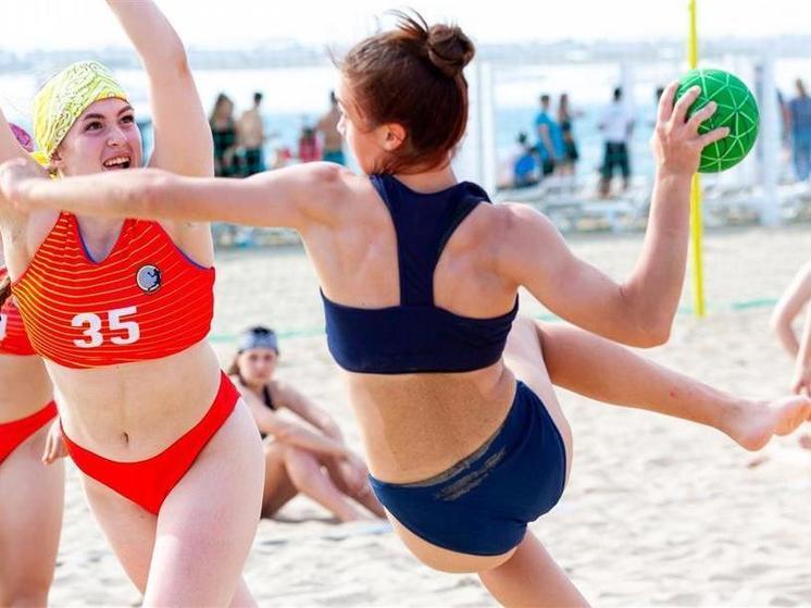 В Анапе стартовал женский чемпионат России по пляжному гандболу