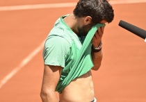 Карен Хачанов остался последним россиянином в мужском одиночном разряде Открытого первенства Франции по теннису, продолжающим борьбу за "Кубок мушкетеров". 