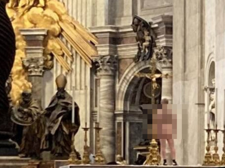 Мужчина взобрался голым на алтарь собора святого Петра в Ватикане в поддержку Украины
