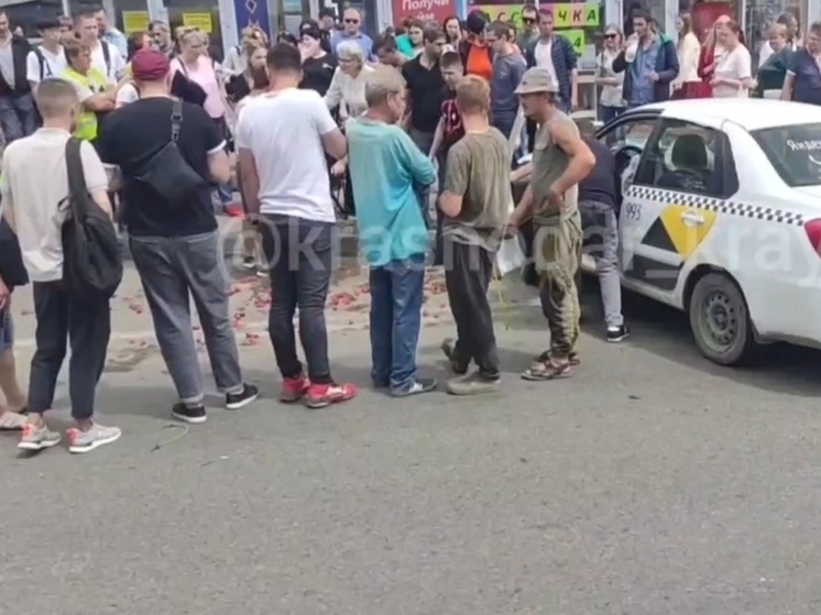 УМВД: в Краснодаре уснувший таксист протаранил машину продавца клубники