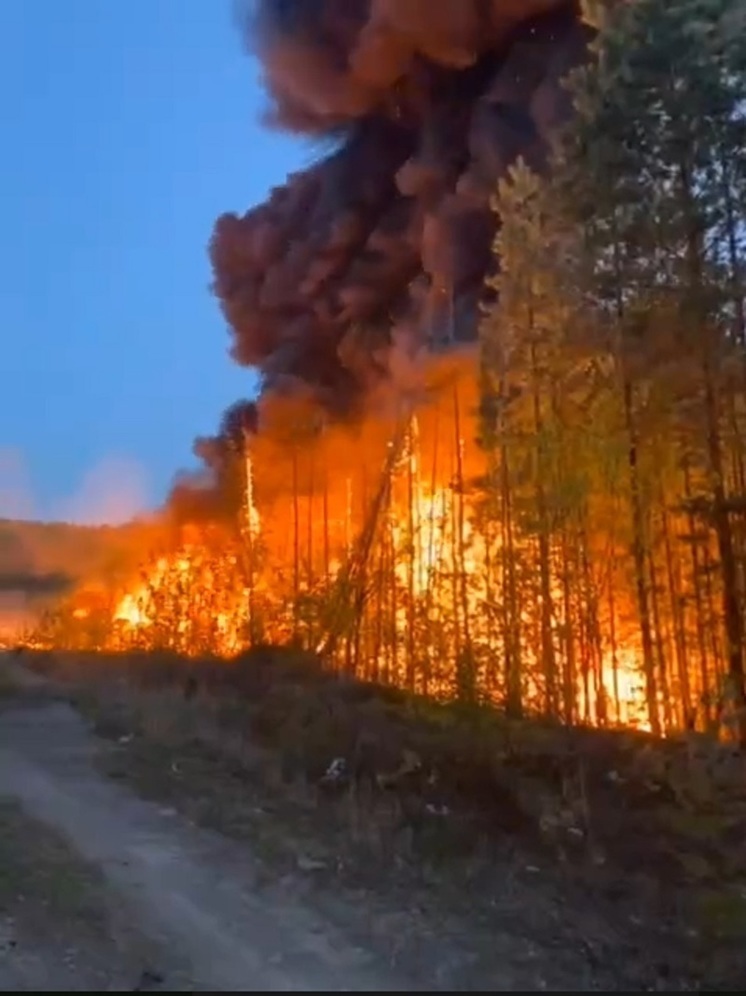 Бензовоз перевернулся на трассе в Бодайбинском районе. Произошёл пожар