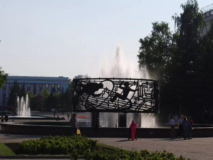 В Барнауле дети купаются в фонтанах в купальниках и с полотенцами