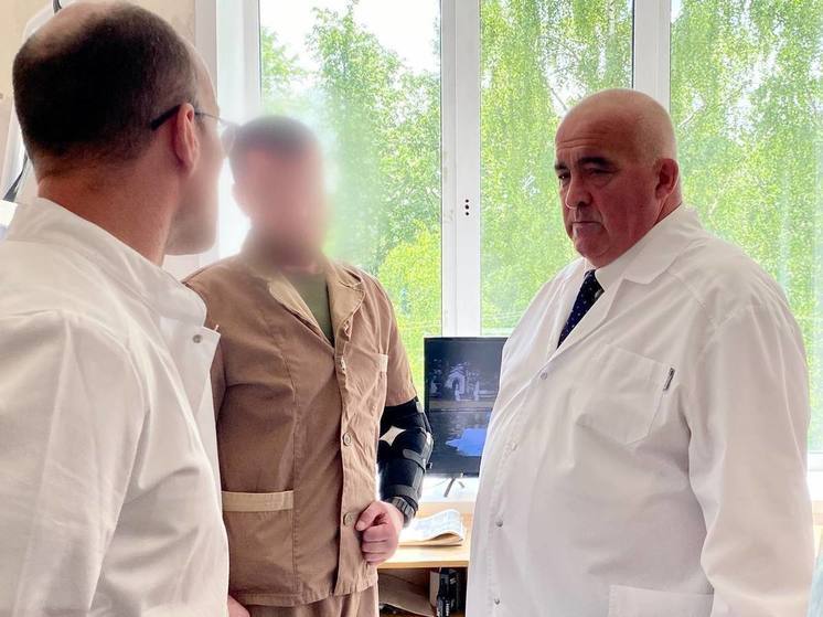 Губернатор навестил бойцов в костромском госпитале и пообещал медикам построить новый корпус