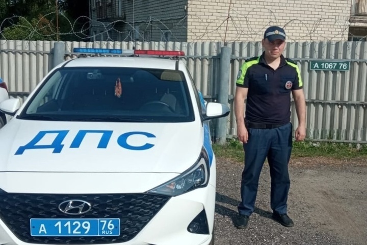 Жители Тутаева поблагодарили сотрудников ГИБДД за помощь, оказанную при аварии