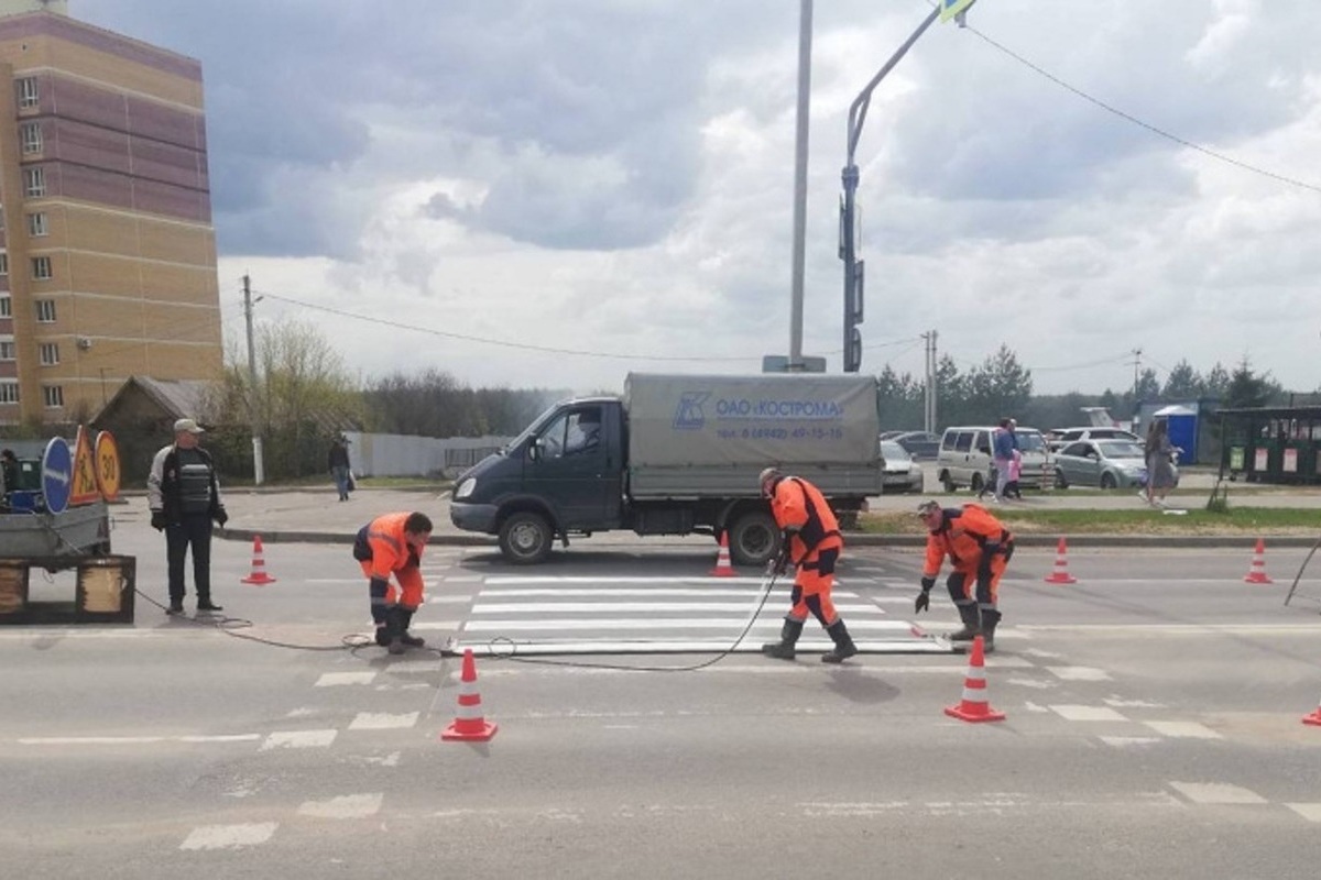 Костромские дорожники обновляют уличную разметку термопластиком