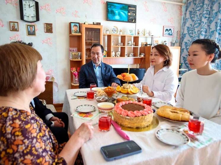 В Чокурдахе глава Якутии посетил семью участника СВО