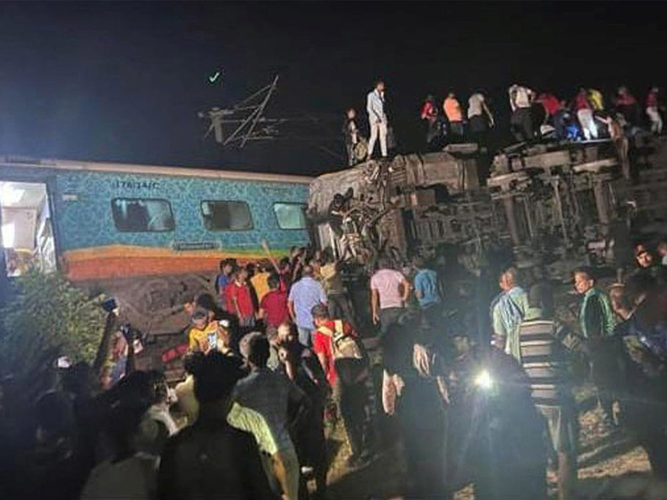 Новые подробности страшной железнодорожной катастрофы в Индии: сотни жертв0