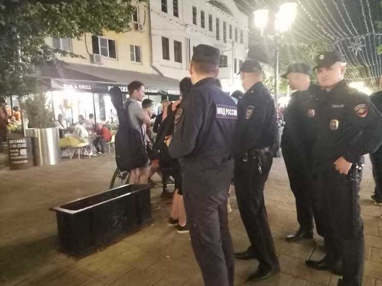 Полицейские остановили концерт уличных музыкантов на Почтовой в Рязани