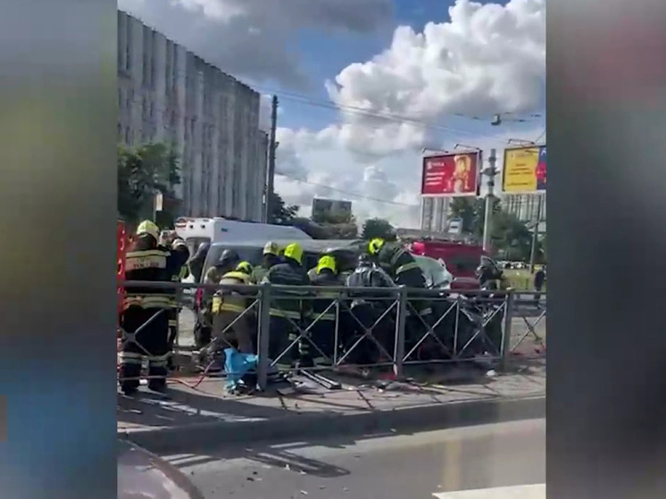 В Санкт-Петербурге на улице Софийской произошло массовое ДТП с участием 12 автомобилей и 16 пострадавшими