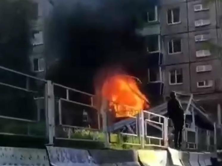 На детской площадке в Иркутске неизвестные подожгли домик
