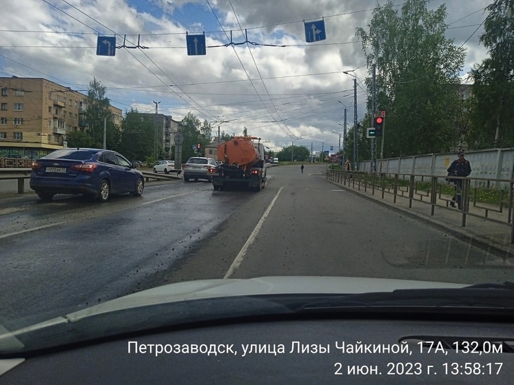 Дороги Петрозаводска очищают от пыли грязи