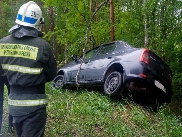 Водитель в Карелии уронил машину в канаву и сбежал с места ДТП