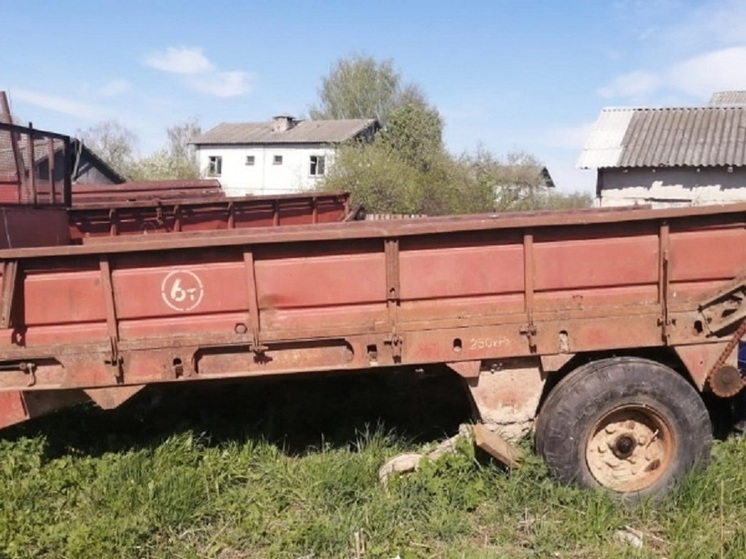 В Тверской области мужчины украли колеса с тракторных прицепов