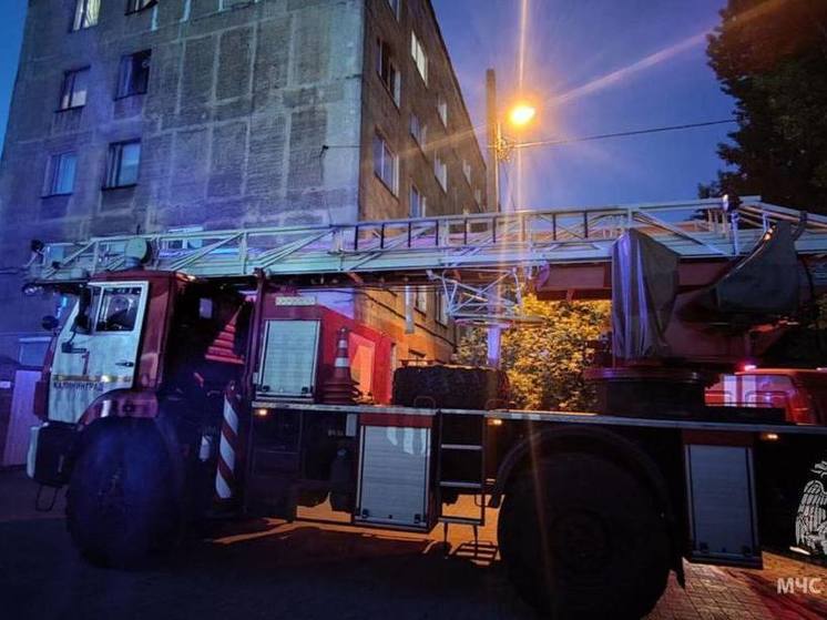  В Калининграде ночью эвакуировали 8 человек из горящей пятиэтажки