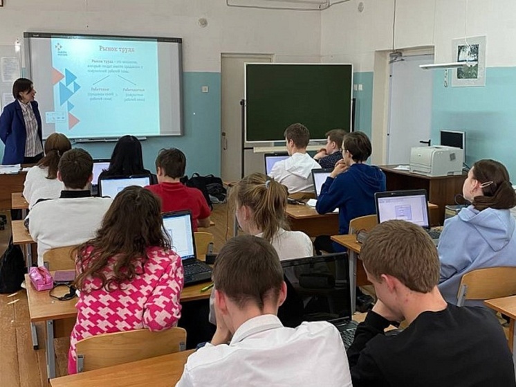 Для школьников районов Кировской области провели День выпускника