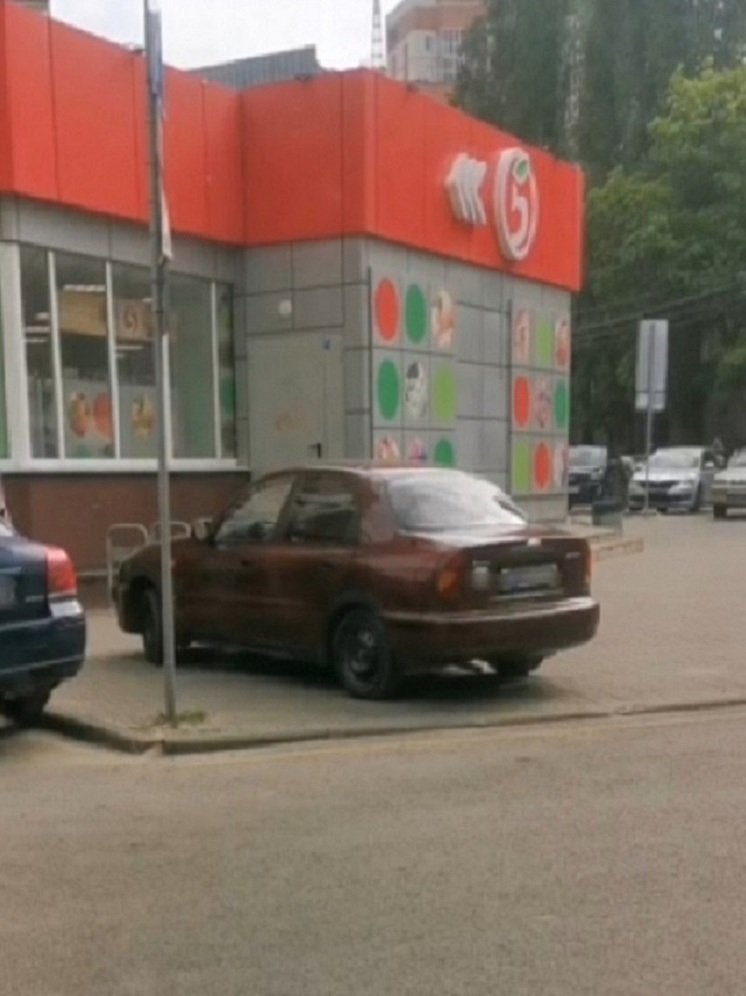 В Воронеже по сообщению в чат-боте оштрафовали нарушителя парковки на 1000 рублей
