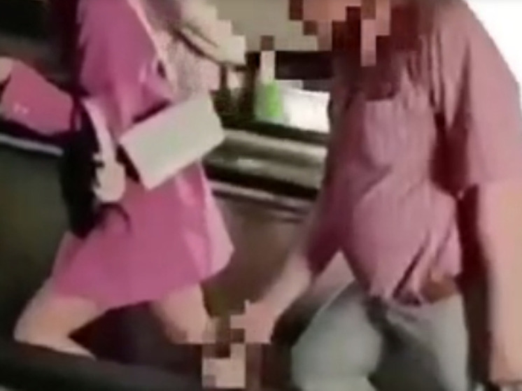 На видео в столичном метро попал пассажир, заглянувший под юбку девушке