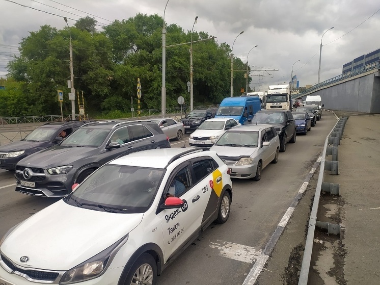 Для защиты исторического здания от грязи на метромосту в Омске установят экраны