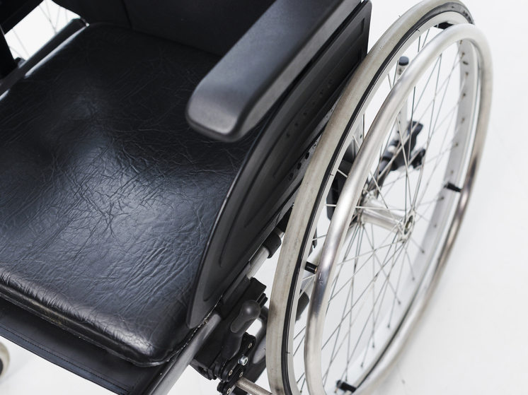Нога мужчины застряла в инвалидной коляске на Сахалине