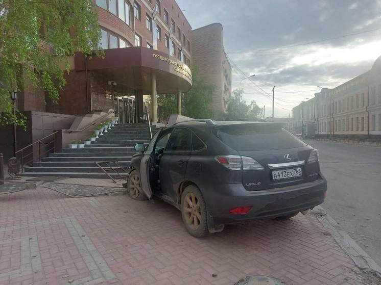 В Якутске водитель наехал на ограждение  здания Ил Тумэн