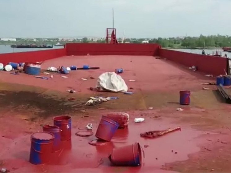Под Красноярском рабочие пострадали при возгорании горючего не барже