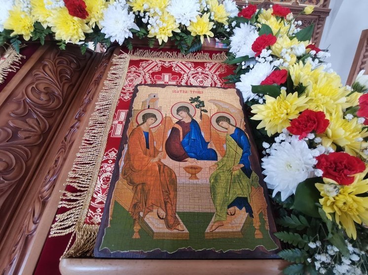 В Хабаровских храмах отпраздновали Святую Троицу 2023