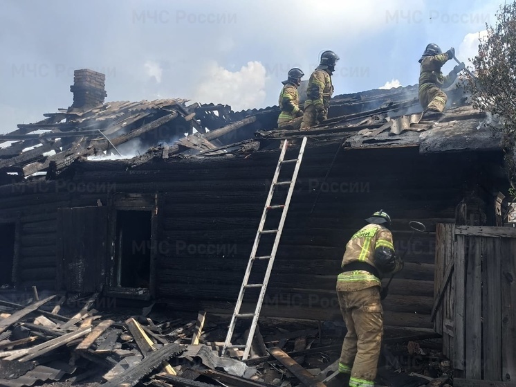 Два деревянных дома загорелись на улице Кастринской в Чите