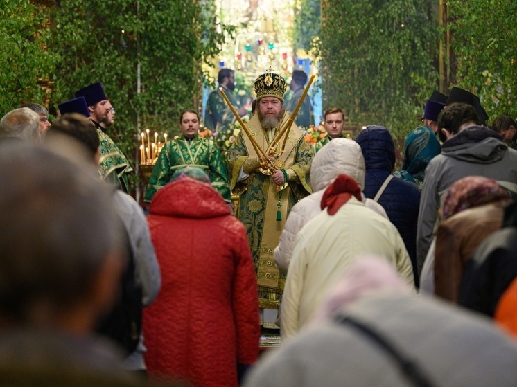 Митрополит Тихон возглавил всенощное бдение в Свято-Троицком соборе Пскова