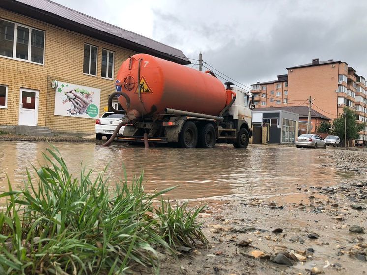 На улицах Краснодара устраняет подтопления водооткачивающая техника