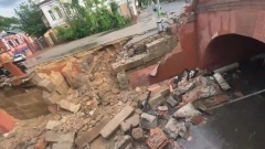 В Воронеже из-за сильного ливня рухнул каменный мост: видео с места