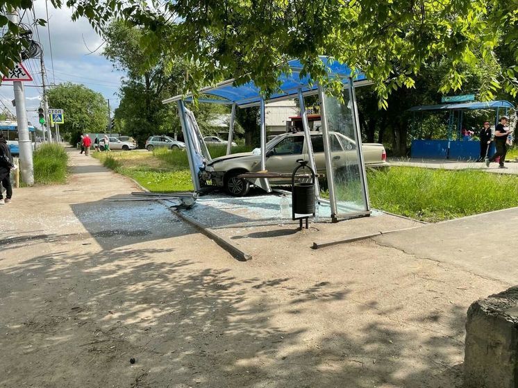 В Саратове иномарка протаранила остановку, на которой люди ждали автобус